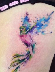 女生胸下彩绘水彩创意泼墨小鸟纹身图片