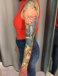 女生手臂上彩绘植物素材花朵和小鸟花臂纹身图片