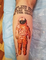 男生手臂上彩绘太空人纹身图片