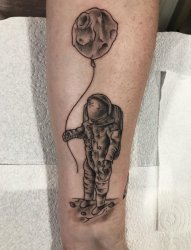 男生手臂上黑色素描点刺技巧创意宇航员纹身图片