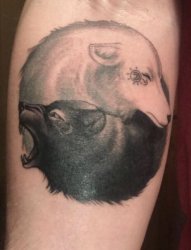 男生手臂上黑灰点刺技巧羊和狼纹身图片