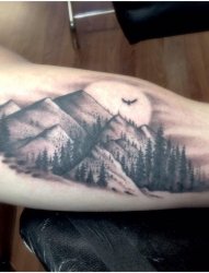 男生手臂上黑灰点刺技巧山和树风景纹身图片