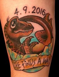 男生大腿上彩绘动物英文字母简单线条恐龙纹身图片