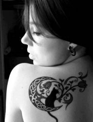 女生背部黑色素描月亮上的小猫纹身图片