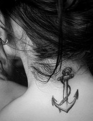 女生颈后黑色线条素描海风船锚纹身图片