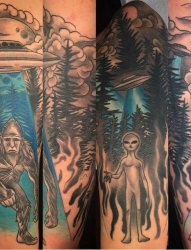 男生手臂上彩绘花臂森林外星人纹身图片