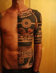 男生肩膀上黑色线条素描创意花纹图腾纹身图案