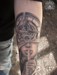 男生手臂上黑灰点刺技巧钟表和人物肖像纹身图片