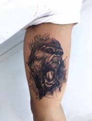 男生手臂上黑灰点刺技巧动物素描简单线条猩猩纹身图片