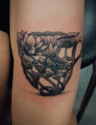 女生手臂上黑灰点刺技巧植物素材莲花和杯子纹身图片