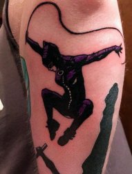 男生腿上彩绘个性蝙蝠侠动画纹身图片