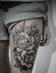 女生大腿上黑色素描创意花朵纹身图片