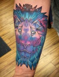 男生手臂上彩绘几何纹身图片创意线条狮子纹身图片