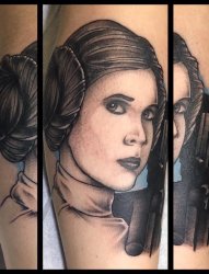 女生手臂上黑灰色素描人物肖像纹身图片