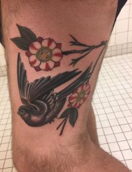 男生腿上彩绘花朵与黑灰色鸟儿纹身图片