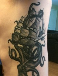 男生侧腰黑灰色素描章鱼与帆船纹身图片