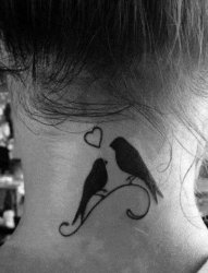 女生颈后黑色线条轮廓相爱的两只小鸟纹身图片