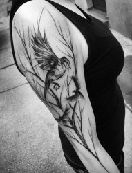 女生手臂上黑色素描创意树枝和小鸟纹身图片