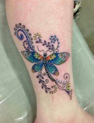 女生手臂上彩绘水彩创意花纹文艺小清新蝴蝶纹身图片