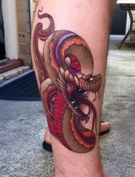 男生腿上彩绘技巧创意蛇纹身图片