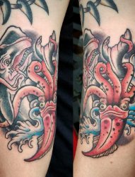 男生手臂上彩绘技巧章鱼与鲨鱼纹身图片
