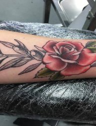 女生手臂上彩绘技巧唯美花朵与树叶纹身图片