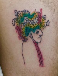 男生腿上彩绘线条人物与创意花朵头饰纹身图片