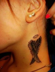 女生脖子上黑色素描创意天使翅膀纹身图片
