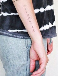 男生手臂上黑色线条几何元素箭文艺纹身图片