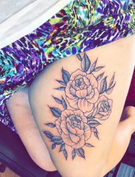 女生大腿上黑灰点刺植物素材文艺花朵纹身图片