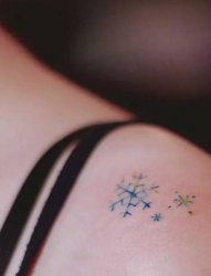 女生肩膀上彩绘渐变线条雪花纹身图片