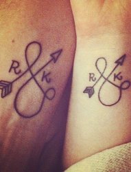 情侣手臂上黑色线条创意箭和花体英文纹身图片