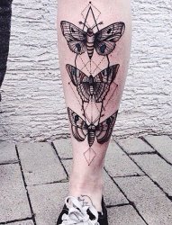男生小腿上黑色点刺几何线条蝴蝶纹身图片