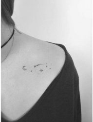 女生肩部黑色小清新月亮和星球纹身图片