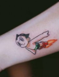女生手臂上彩绘素描卡通动漫铁臂阿童木纹身图片
