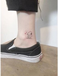 女生脚踝上黑色线条动漫卡通可爱史努比小图案纹身图片