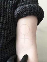 女生手臂上黑色线条素描创意个性小图案纹身图案