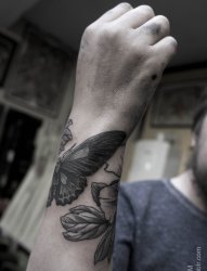 男生手臂上黑色点刺小动物蝴蝶纹身图片