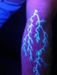 女生手臂上白色线条隐形荧光夜光纹身图片