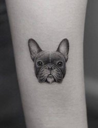 女生手臂上黑色素描点刺技巧创意可爱小狗纹身图片