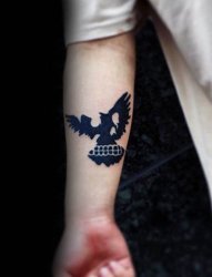 男生手臂上黑色剪影老鹰小图案纹身图片
