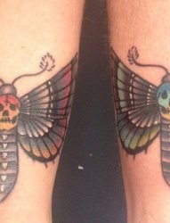 情侣小腿上彩绘小动物骷髅蝴蝶纹身图片