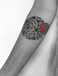 女生手臂上黑色素描创意花纹圆形纹身图片