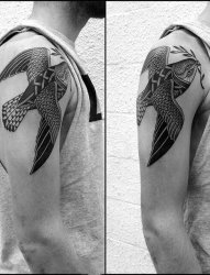 男生肩部黑色几何线条小动物小鸟纹身图片