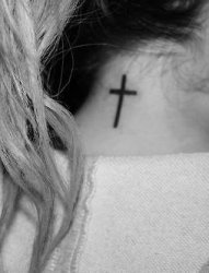 女生颈后黑色线条经典简约十字架纹身图片