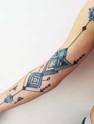 女生手臂上彩绘水彩几何元素创意花纹纹身图片