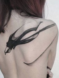女生背部黑色古典水墨创意个性纹身图片