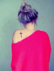 女生背部黑色线条经典简约十字架纹身图案