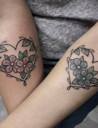 情侣手臂上彩绘水彩心形元素花朵纹身图片