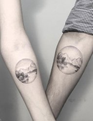 情侣手臂上黑色素描点刺技巧创意江边风景纹身图片